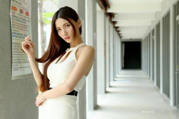 蔡譯心 蔡译心  台湾正妹蔡譯心写真：OL职业装与时尚美腿街拍，职场女神清纯与冷艳风格大赏第24张图片