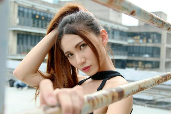 蔡譯心 蔡译心  台湾正妹蔡譯心写真：OL职业装与时尚美腿街拍，职场女神清纯与冷艳风格大赏第41张图片