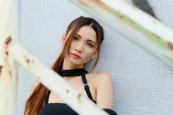 蔡譯心 蔡译心  台湾正妹蔡譯心写真：OL职业装与时尚美腿街拍，职场女神清纯与冷艳风格大赏第45张图片