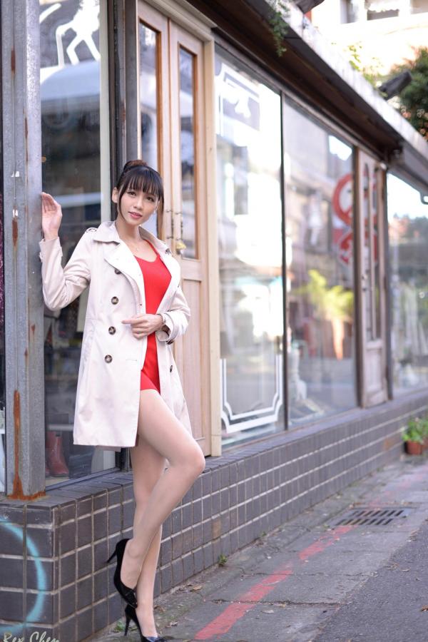 蔡譯心 蔡译心  台湾正妹蔡译心户外写真合集，都市街拍、职场OL与清新赏花多变风格，尽显绝佳身材与优雅气质第6张图片