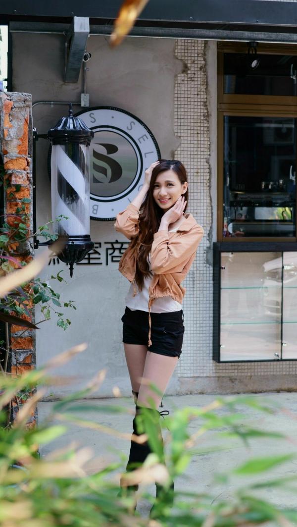 蔡譯心 蔡译心  台湾正妹蔡译心户外写真合集，都市街拍、职场OL与清新赏花多变风格，尽显绝佳身材与优雅气质第17张图片
