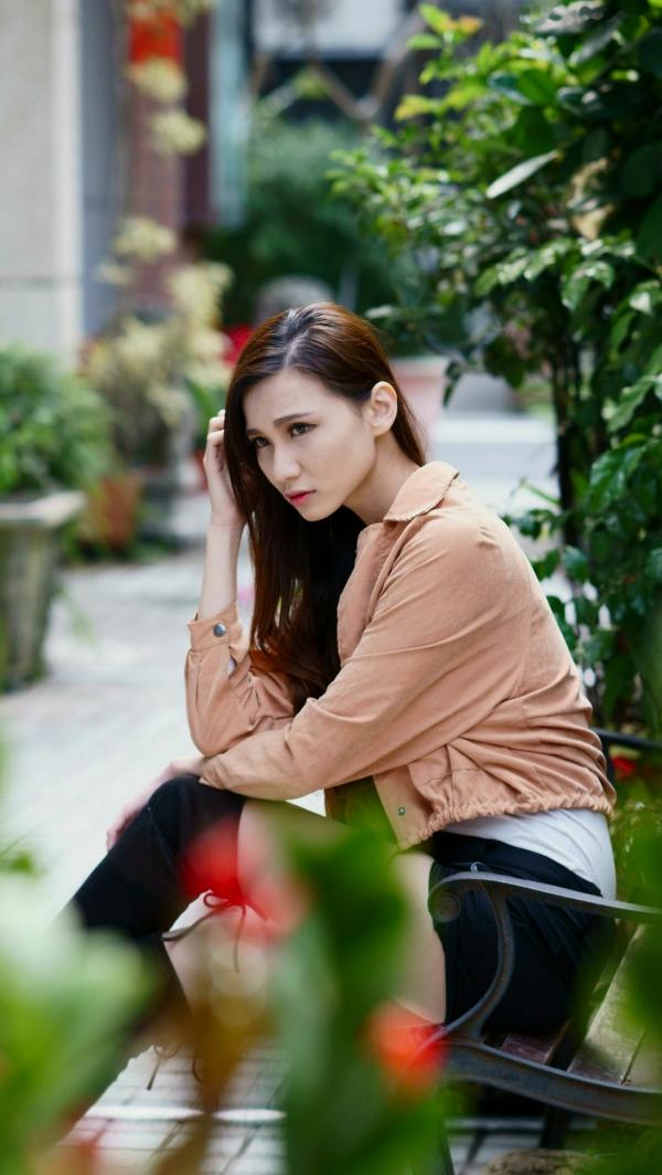 蔡譯心 蔡译心  台湾正妹蔡译心户外写真合集，都市街拍、职场OL与清新赏花多变风格，尽显绝佳身材与优雅气质第19张图片