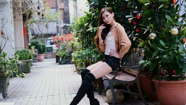 蔡譯心 蔡译心  台湾正妹蔡译心户外写真合集，都市街拍、职场OL与清新赏花多变风格，尽显绝佳身材与优雅气质第22张图片