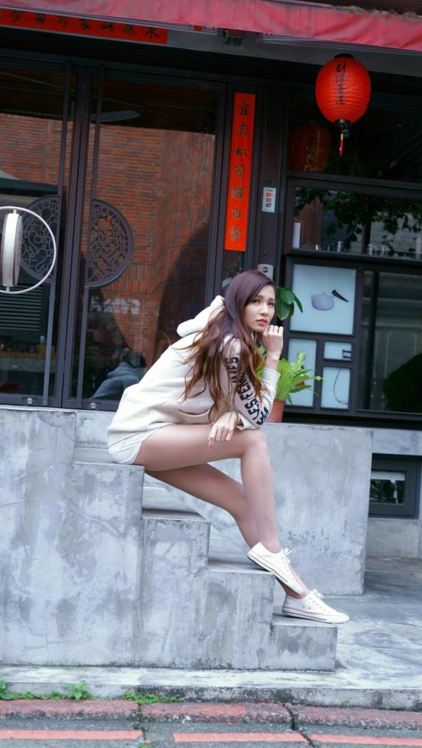 蔡譯心 蔡译心  台湾正妹蔡译心户外写真合集，都市街拍、职场OL与清新赏花多变风格，尽显绝佳身材与优雅气质第23张图片