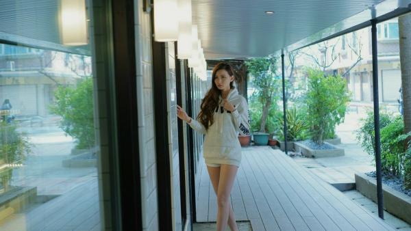 蔡譯心 蔡译心  台湾正妹蔡译心户外写真合集，都市街拍、职场OL与清新赏花多变风格，尽显绝佳身材与优雅气质第27张图片