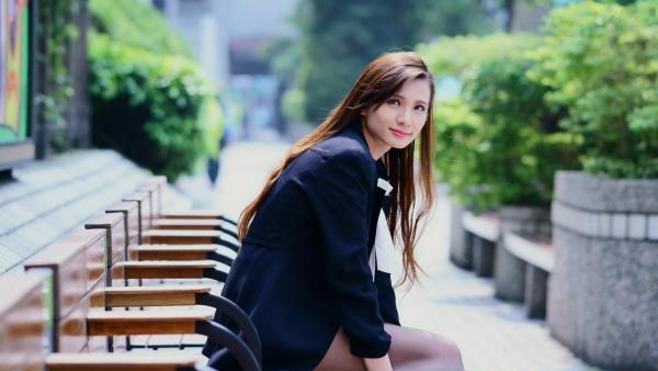 蔡譯心 蔡译心  台湾正妹蔡译心户外写真合集，都市街拍、职场OL与清新赏花多变风格，尽显绝佳身材与优雅气质第28张图片