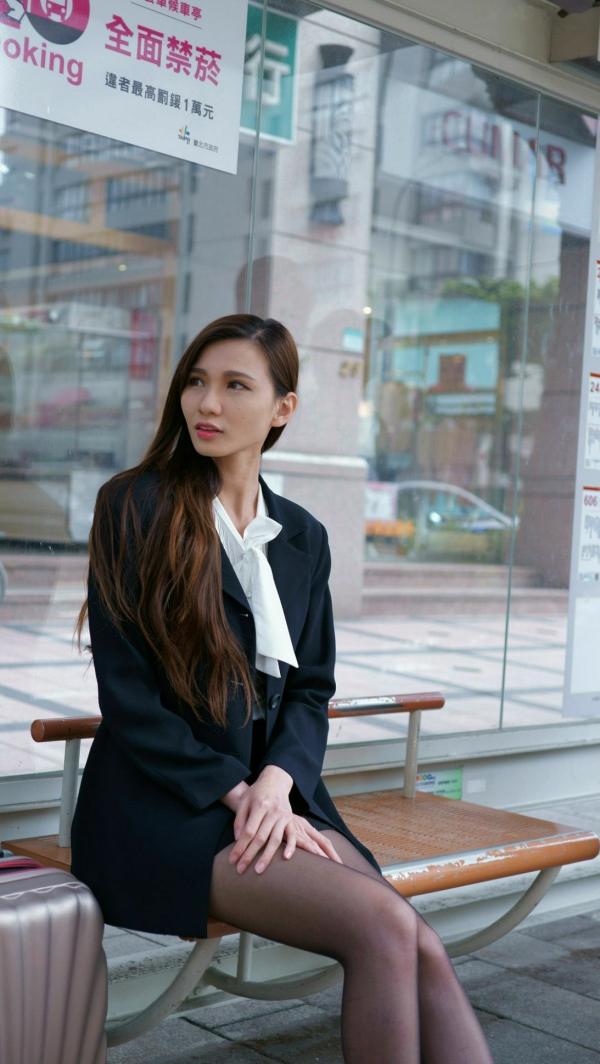 蔡譯心 蔡译心  台湾正妹蔡译心户外写真合集，都市街拍、职场OL与清新赏花多变风格，尽显绝佳身材与优雅气质第30张图片
