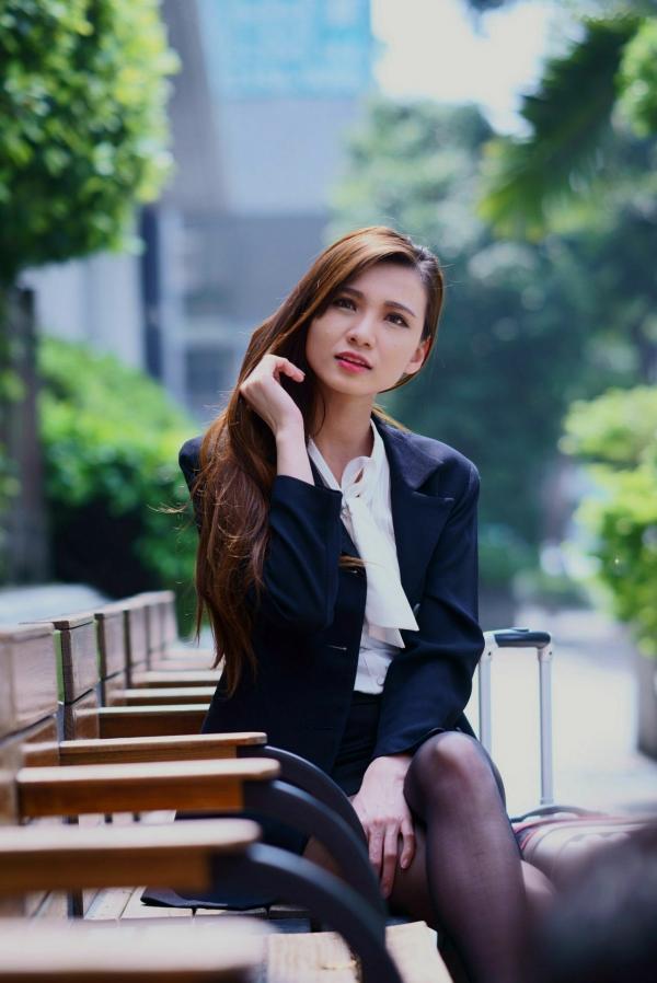 蔡譯心 蔡译心  台湾正妹蔡译心户外写真合集，都市街拍、职场OL与清新赏花多变风格，尽显绝佳身材与优雅气质第37张图片