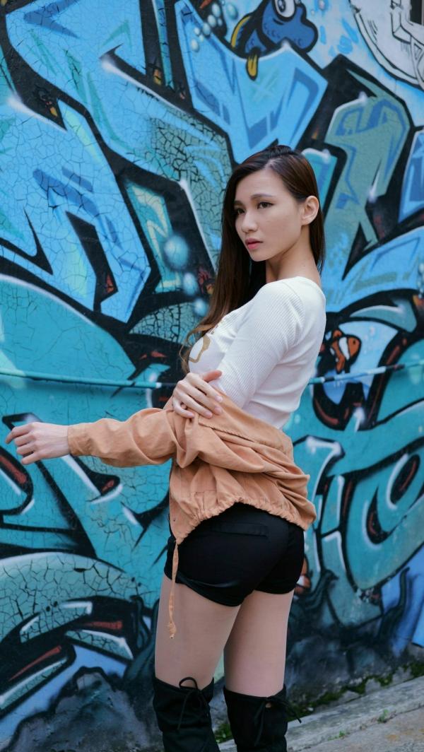 蔡譯心 蔡译心  台湾正妹蔡译心户外写真合集，都市街拍、职场OL与清新赏花多变风格，尽显绝佳身材与优雅气质第39张图片