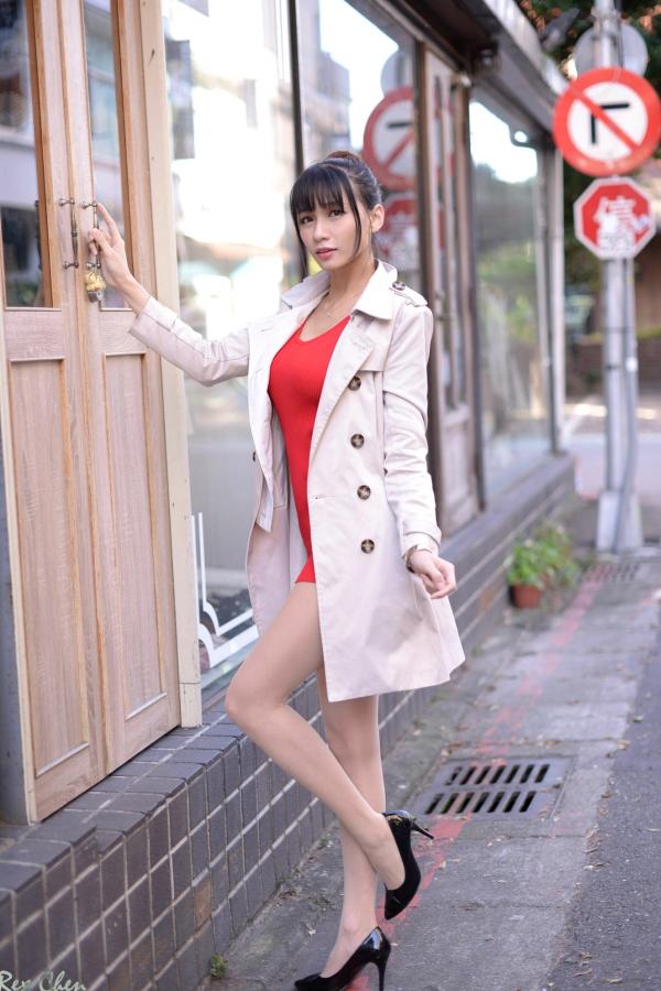 蔡譯心 蔡译心  台湾正妹蔡译心户外写真合集，都市街拍、职场OL与清新赏花多变风格，尽显绝佳身材与优雅气质第50张图片