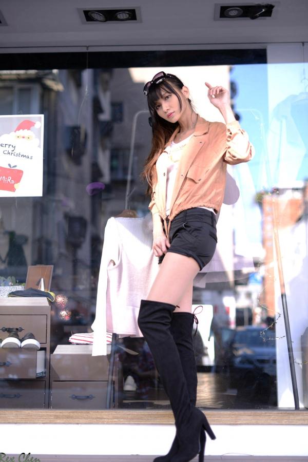 蔡譯心 蔡译心  台湾正妹蔡译心户外写真合集，都市街拍、职场OL与清新赏花多变风格，尽显绝佳身材与优雅气质第55张图片