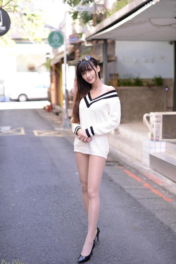 蔡譯心 蔡译心  台湾正妹蔡译心户外写真合集，都市街拍、职场OL与清新赏花多变风格，尽显绝佳身材与优雅气质第57张图片