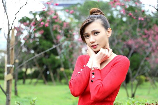 蔡譯心 蔡译心  台湾正妹蔡译心户外写真合集，都市街拍、职场OL与清新赏花多变风格，尽显绝佳身材与优雅气质第83张图片