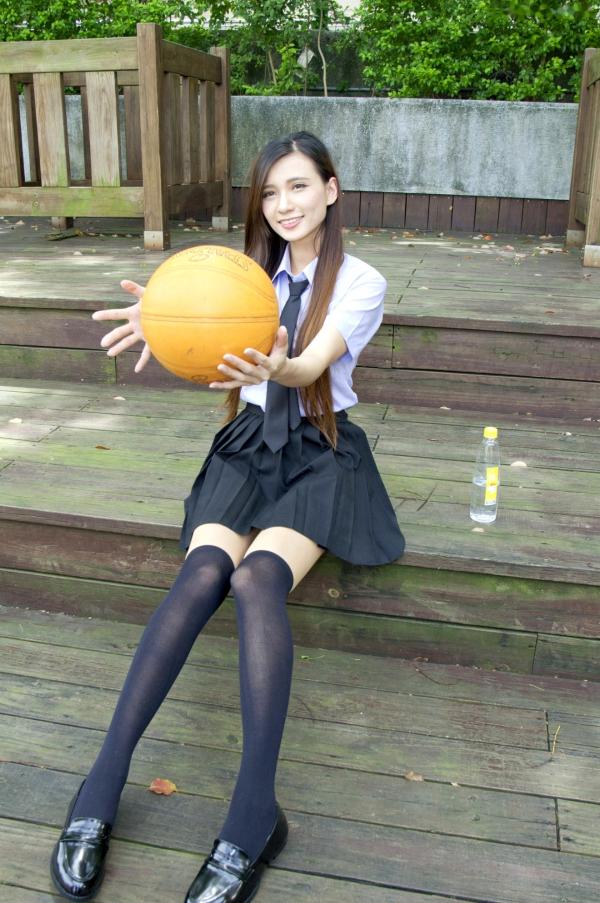 蔡譯心 蔡译心  台湾正妹蔡译心写真：清纯校服美腿诱惑与性感红裙户外街拍，百变女神造型赏析第5张图片