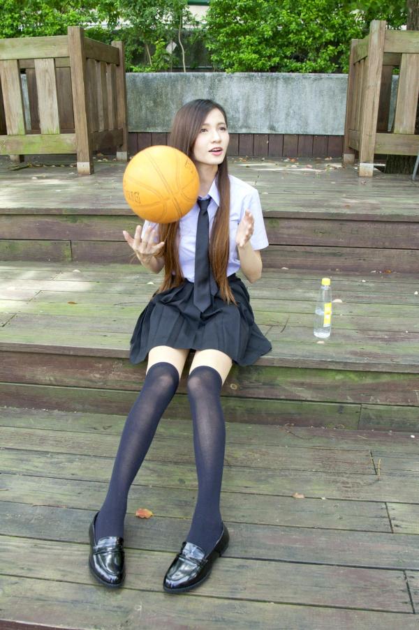 蔡譯心 蔡译心  台湾正妹蔡译心写真：清纯校服美腿诱惑与性感红裙户外街拍，百变女神造型赏析第23张图片