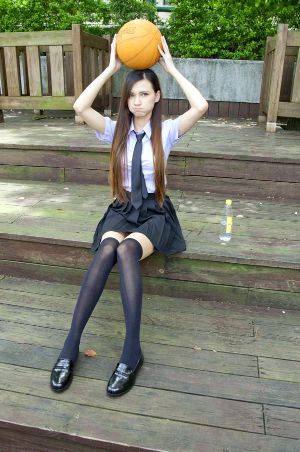 蔡譯心 蔡译心  台湾正妹蔡译心写真：清纯校服美腿诱惑与性感红裙户外街拍，百变女神造型赏析第24张图片