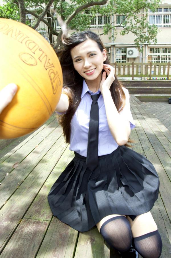 蔡譯心 蔡译心  台湾正妹蔡译心写真：清纯校服美腿诱惑与性感红裙户外街拍，百变女神造型赏析第25张图片