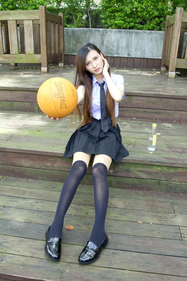 蔡譯心 蔡译心  台湾正妹蔡译心写真：清纯校服美腿诱惑与性感红裙户外街拍，百变女神造型赏析第36张图片
