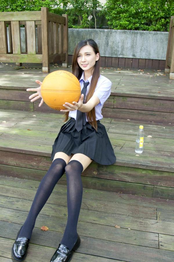 蔡譯心 蔡译心  台湾正妹蔡译心写真：清纯校服美腿诱惑与性感红裙户外街拍，百变女神造型赏析第48张图片