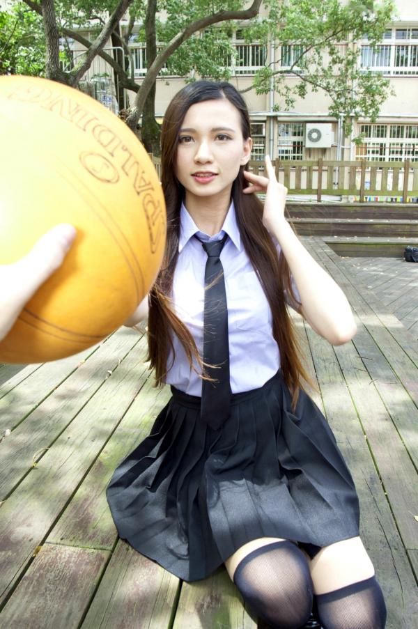 蔡譯心 蔡译心  台湾正妹蔡译心写真：清纯校服美腿诱惑与性感红裙户外街拍，百变女神造型赏析第50张图片