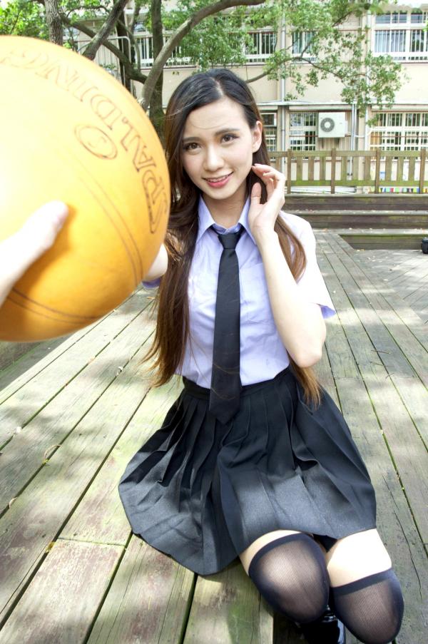 蔡譯心 蔡译心  台湾正妹蔡译心写真：清纯校服美腿诱惑与性感红裙户外街拍，百变女神造型赏析第51张图片