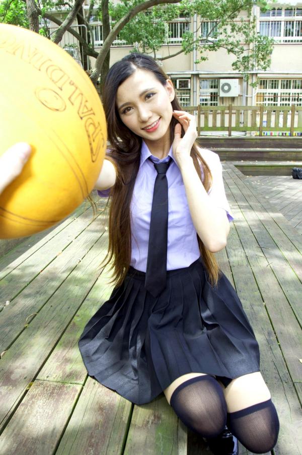 蔡譯心 蔡译心  台湾正妹蔡译心写真：清纯校服美腿诱惑与性感红裙户外街拍，百变女神造型赏析第52张图片