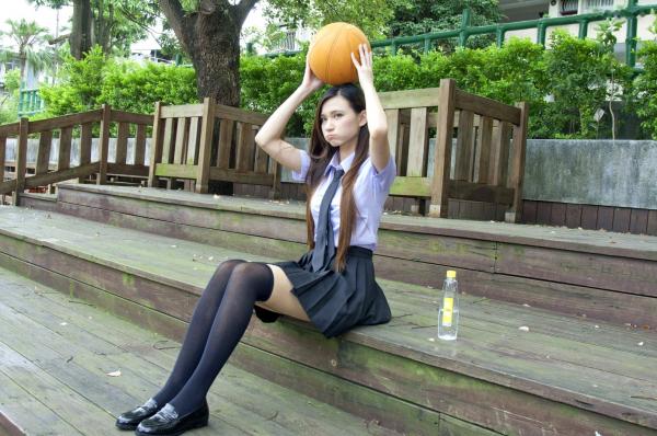 蔡譯心 蔡译心  台湾正妹蔡译心写真：清纯校服美腿诱惑与性感红裙户外街拍，百变女神造型赏析第62张图片