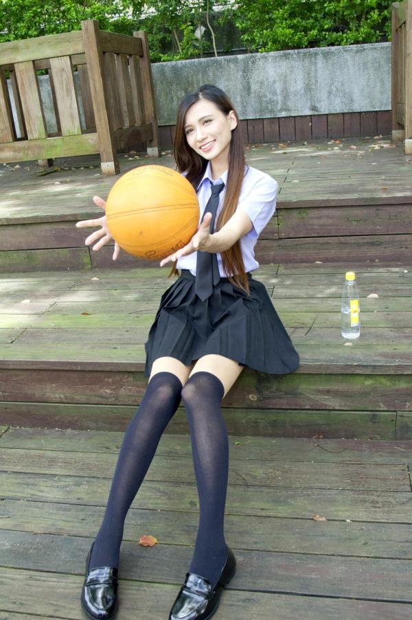 蔡譯心 蔡译心  台湾正妹蔡译心写真：清纯校服美腿诱惑与性感红裙户外街拍，百变女神造型赏析第63张图片