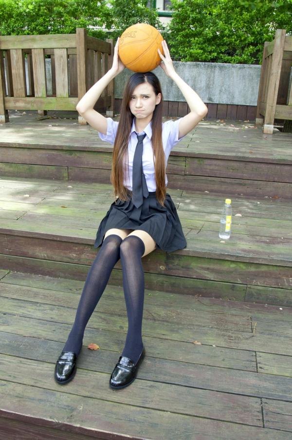 蔡譯心 蔡译心  台湾正妹蔡译心写真：清纯校服美腿诱惑与性感红裙户外街拍，百变女神造型赏析第64张图片