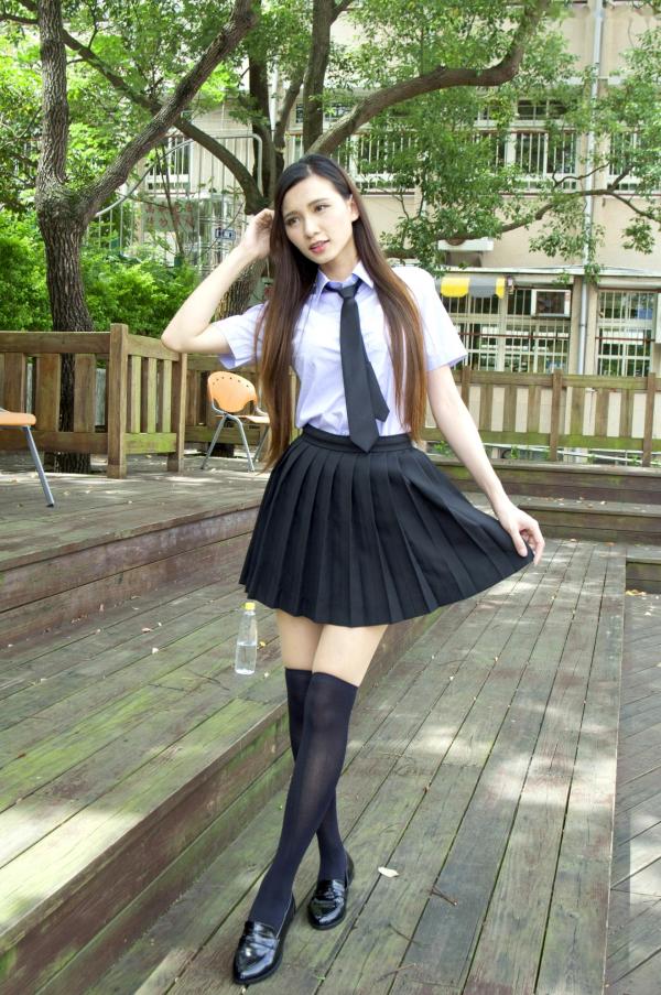 蔡譯心 蔡译心  台湾正妹蔡译心写真：清纯校服美腿诱惑与性感红裙户外街拍，百变女神造型赏析第74张图片