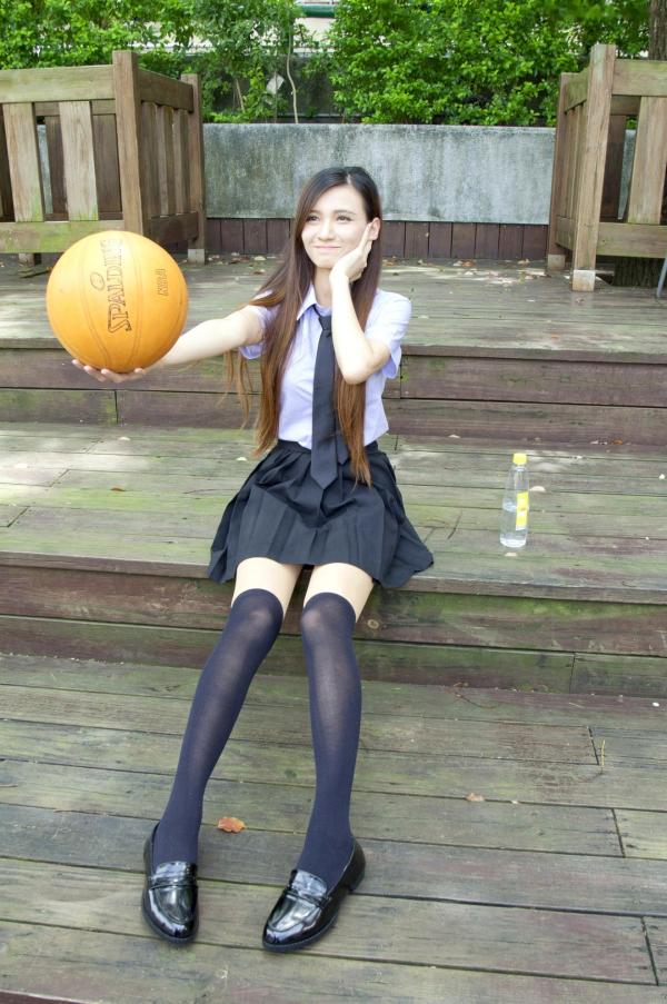 蔡譯心 蔡译心  台湾正妹蔡译心写真：清纯校服美腿诱惑与性感红裙户外街拍，百变女神造型赏析第83张图片