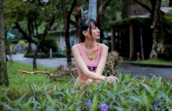 蔡譯心 蔡译心  台湾女神蔡译心气质写真：户外运动风穿搭，白色热裤展现修长美腿，清新活力少女感十足！第3张图片
