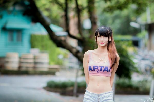 蔡譯心 蔡译心  台湾女神蔡译心气质写真：户外运动风穿搭，白色热裤展现修长美腿，清新活力少女感十足！第4张图片