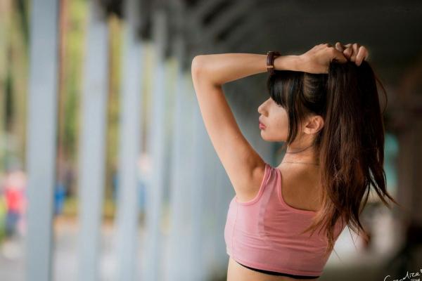 蔡譯心 蔡译心  台湾女神蔡译心气质写真：户外运动风穿搭，白色热裤展现修长美腿，清新活力少女感十足！第5张图片