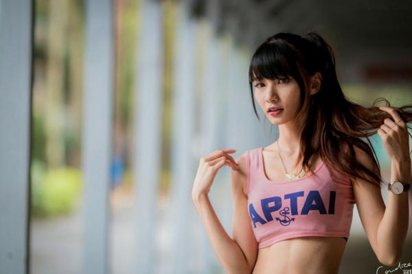 蔡譯心 蔡译心  台湾女神蔡译心气质写真：户外运动风穿搭，白色热裤展现修长美腿，清新活力少女感十足！第6张图片
