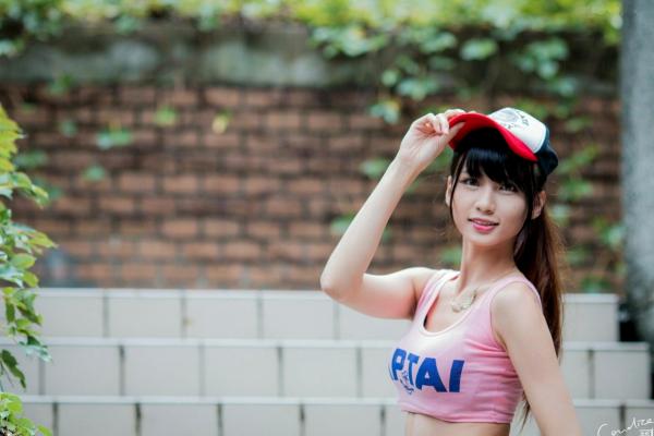 蔡譯心 蔡译心  台湾女神蔡译心气质写真：户外运动风穿搭，白色热裤展现修长美腿，清新活力少女感十足！第7张图片