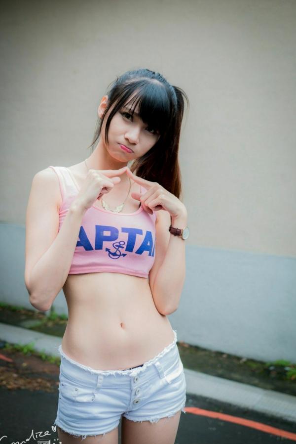 蔡譯心 蔡译心  台湾女神蔡译心气质写真：户外运动风穿搭，白色热裤展现修长美腿，清新活力少女感十足！第8张图片