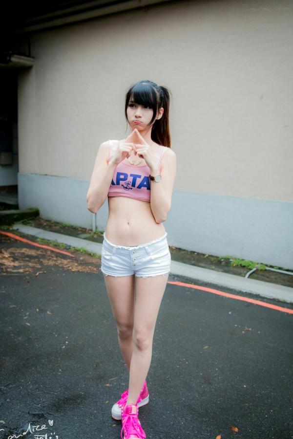 蔡譯心 蔡译心  台湾女神蔡译心气质写真：户外运动风穿搭，白色热裤展现修长美腿，清新活力少女感十足！第9张图片