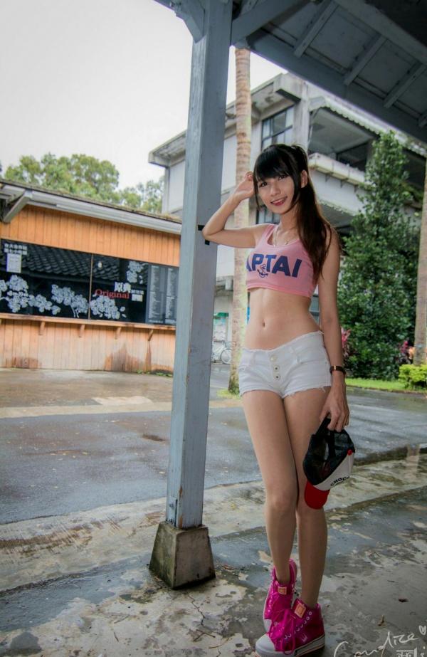 蔡譯心 蔡译心  台湾女神蔡译心气质写真：户外运动风穿搭，白色热裤展现修长美腿，清新活力少女感十足！第13张图片