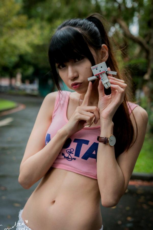 蔡譯心 蔡译心  台湾女神蔡译心气质写真：户外运动风穿搭，白色热裤展现修长美腿，清新活力少女感十足！第15张图片
