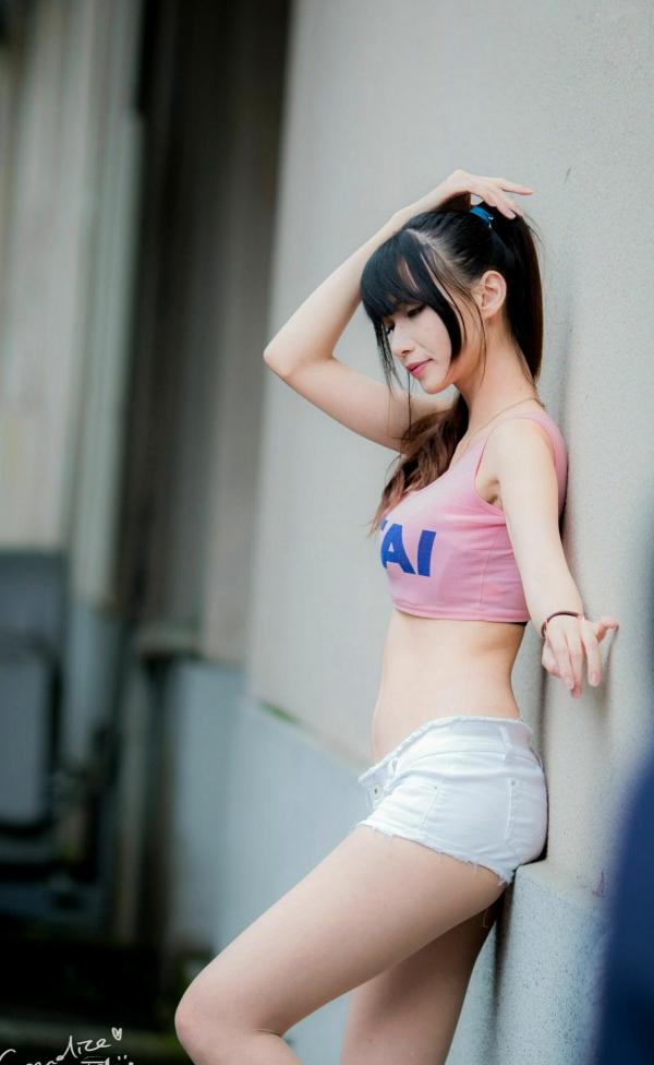 蔡譯心 蔡译心  台湾女神蔡译心气质写真：户外运动风穿搭，白色热裤展现修长美腿，清新活力少女感十足！第17张图片