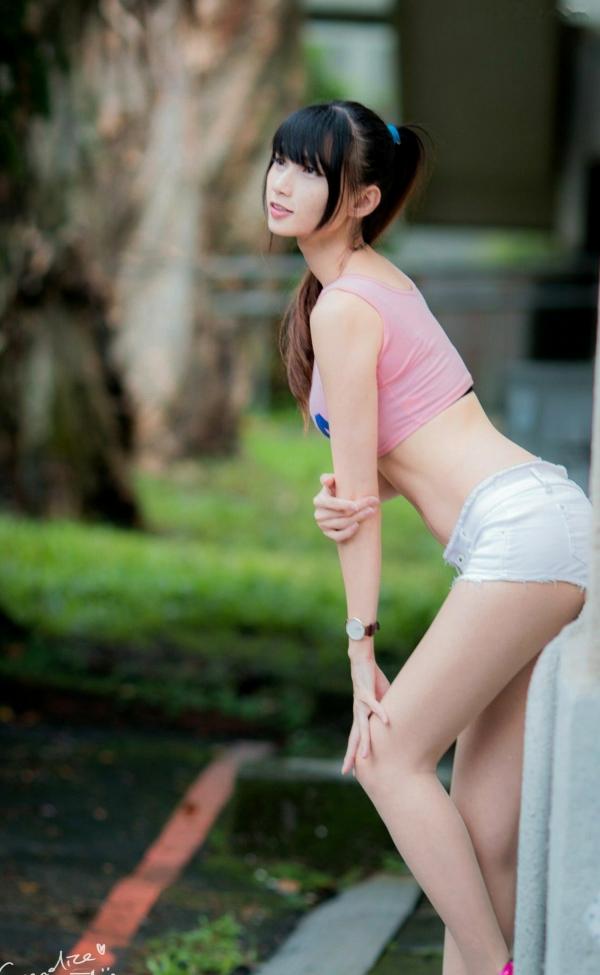 蔡譯心 蔡译心  台湾女神蔡译心气质写真：户外运动风穿搭，白色热裤展现修长美腿，清新活力少女感十足！第18张图片