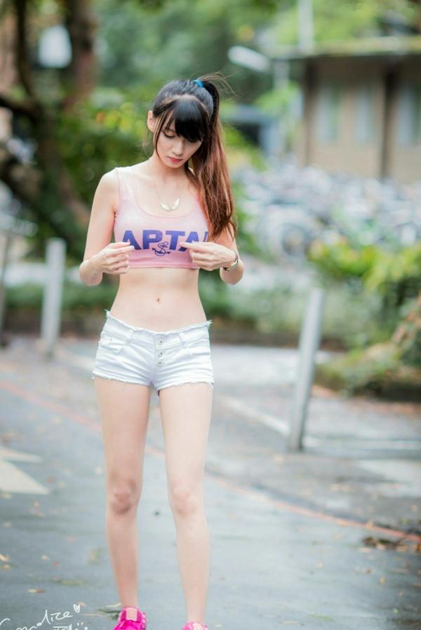 蔡譯心 蔡译心  台湾女神蔡译心气质写真：户外运动风穿搭，白色热裤展现修长美腿，清新活力少女感十足！第20张图片