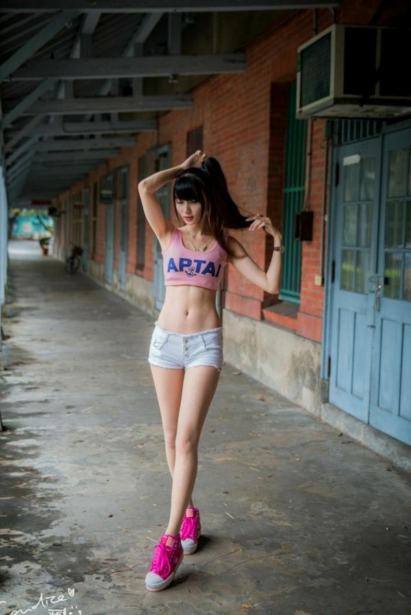 蔡譯心 蔡译心  台湾女神蔡译心气质写真：户外运动风穿搭，白色热裤展现修长美腿，清新活力少女感十足！第23张图片