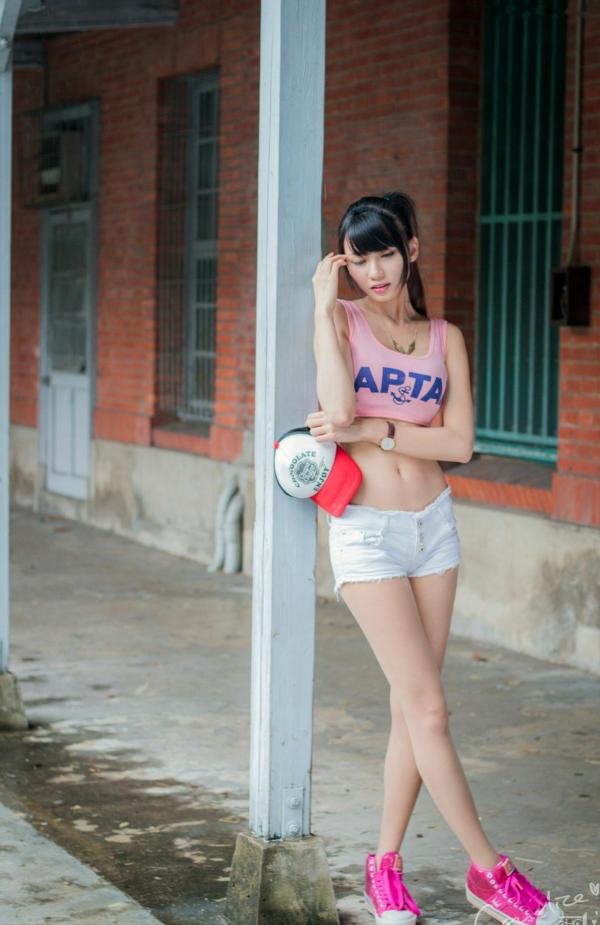 蔡譯心 蔡译心  台湾女神蔡译心气质写真：户外运动风穿搭，白色热裤展现修长美腿，清新活力少女感十足！第25张图片