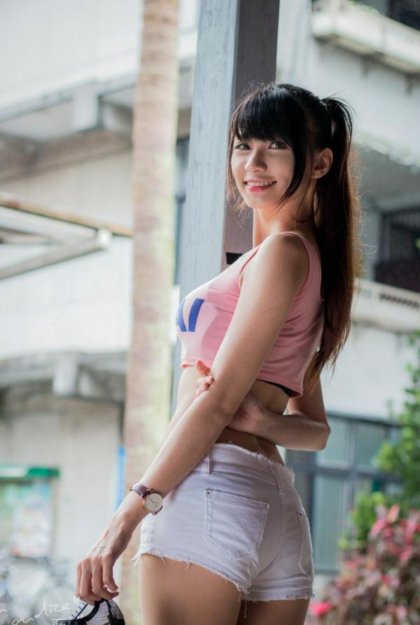 蔡譯心 蔡译心  台湾女神蔡译心气质写真：户外运动风穿搭，白色热裤展现修长美腿，清新活力少女感十足！第27张图片