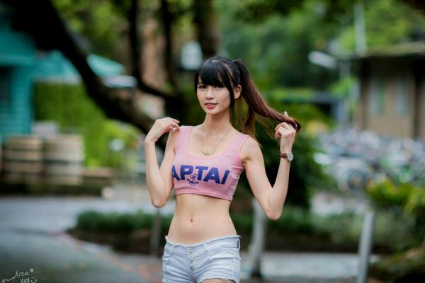 蔡譯心 蔡译心  台湾女神蔡译心气质写真：户外运动风穿搭，白色热裤展现修长美腿，清新活力少女感十足！第30张图片