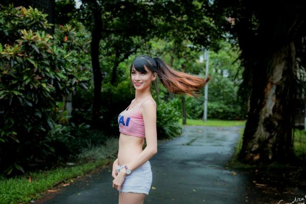蔡譯心 蔡译心  台湾女神蔡译心气质写真：户外运动风穿搭，白色热裤展现修长美腿，清新活力少女感十足！第37张图片