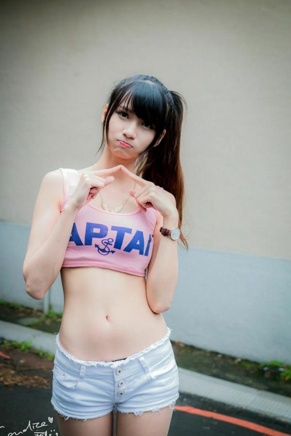 蔡譯心 蔡译心  台湾女神蔡译心气质写真：户外运动风穿搭，白色热裤展现修长美腿，清新活力少女感十足！第40张图片