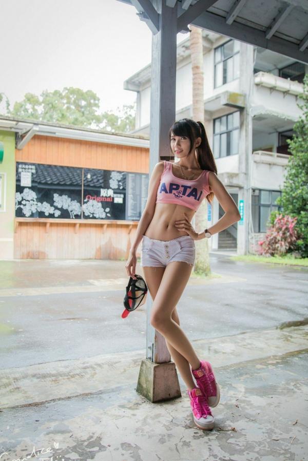 蔡譯心 蔡译心  台湾女神蔡译心气质写真：户外运动风穿搭，白色热裤展现修长美腿，清新活力少女感十足！第41张图片